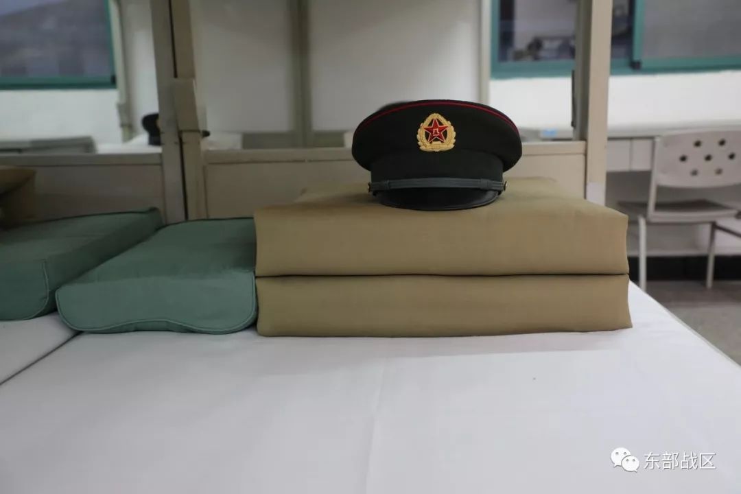 新条令示范观摩,教你着军装的正确打开方式!