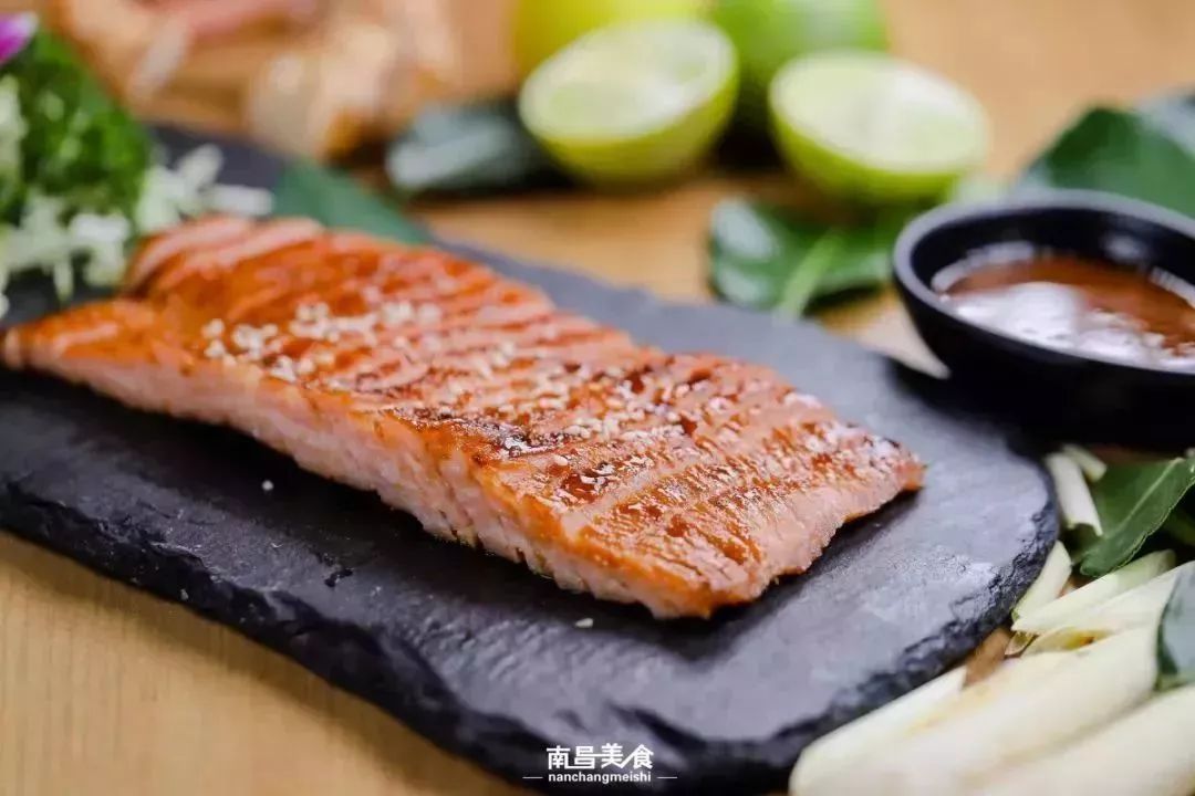 招牌炭烧松板肉 取自猪颈两边的松板肉,经过炭火的烤制之后表面呈现