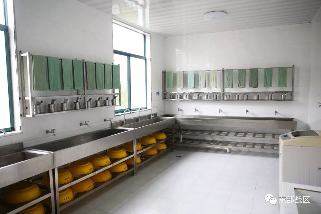 新条令示范观摩,教你着军装的正确打开方式!