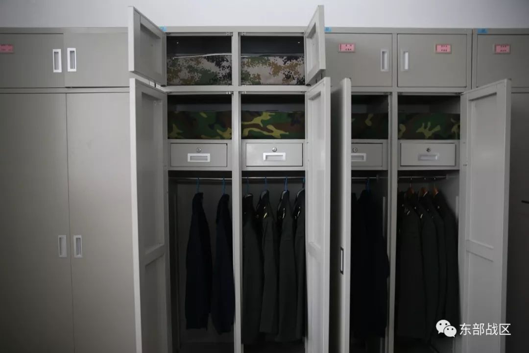 整齐利落的衣柜间有"内涵"