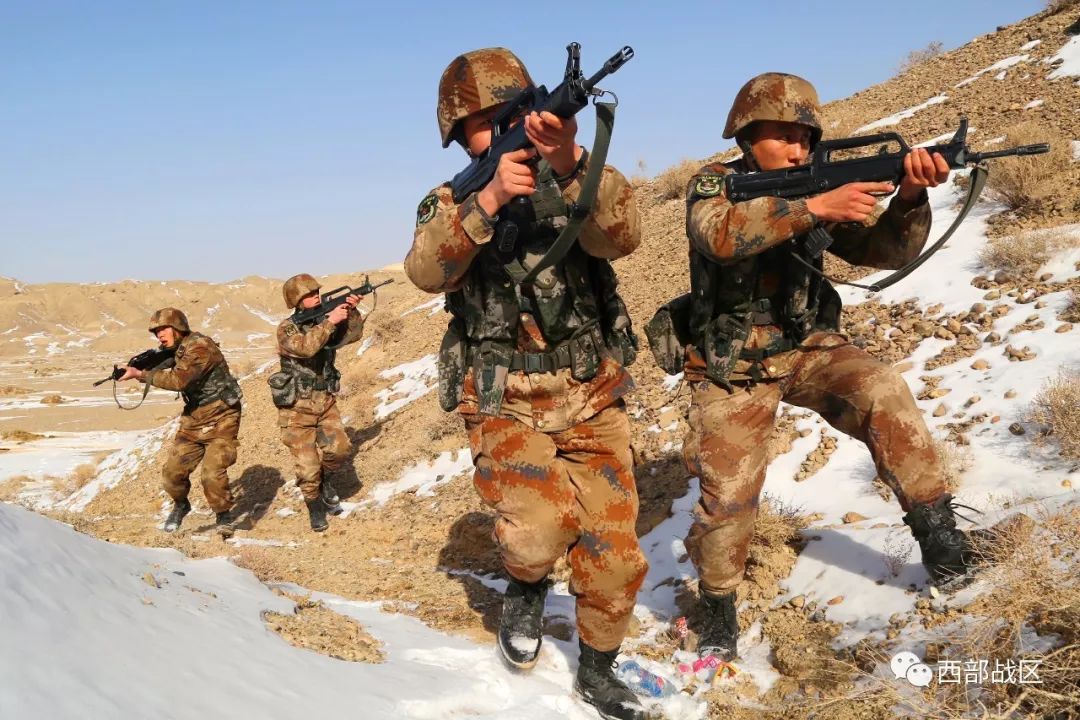 迎风斗雪练军姿.高熙鹏摄