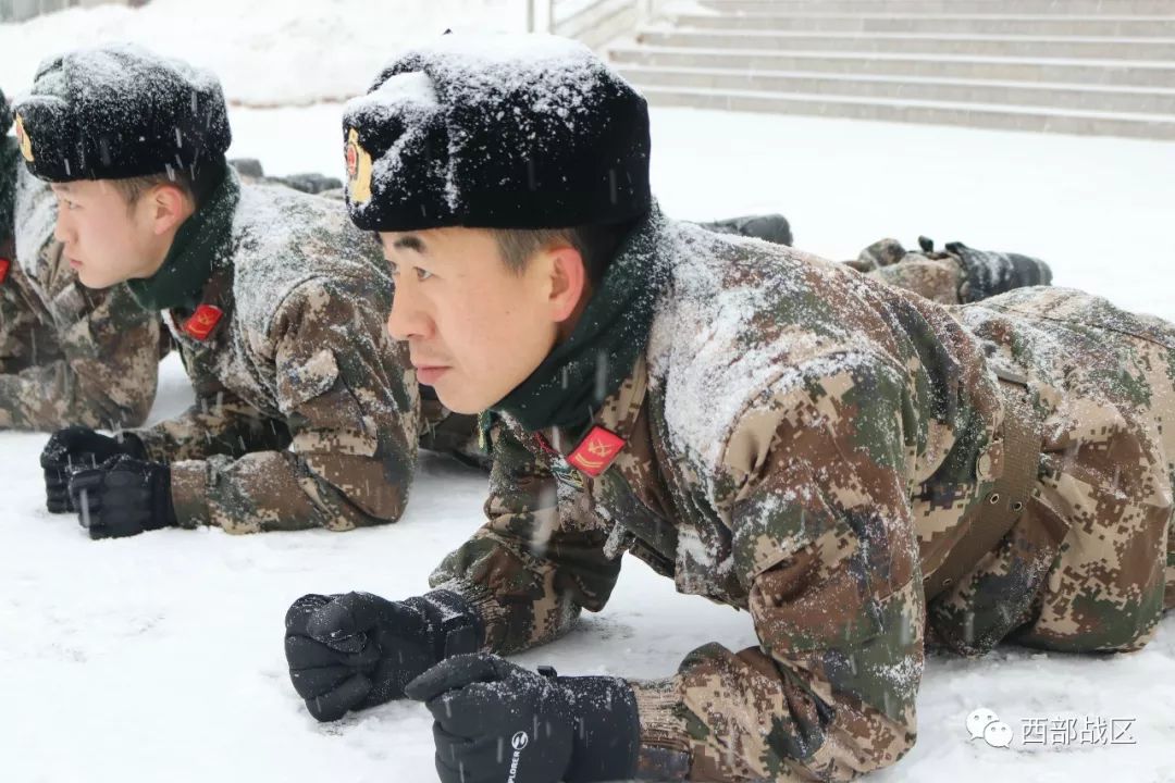 快来围观西部近百幅冬训照片,挑选最威武霸气的兵哥哥