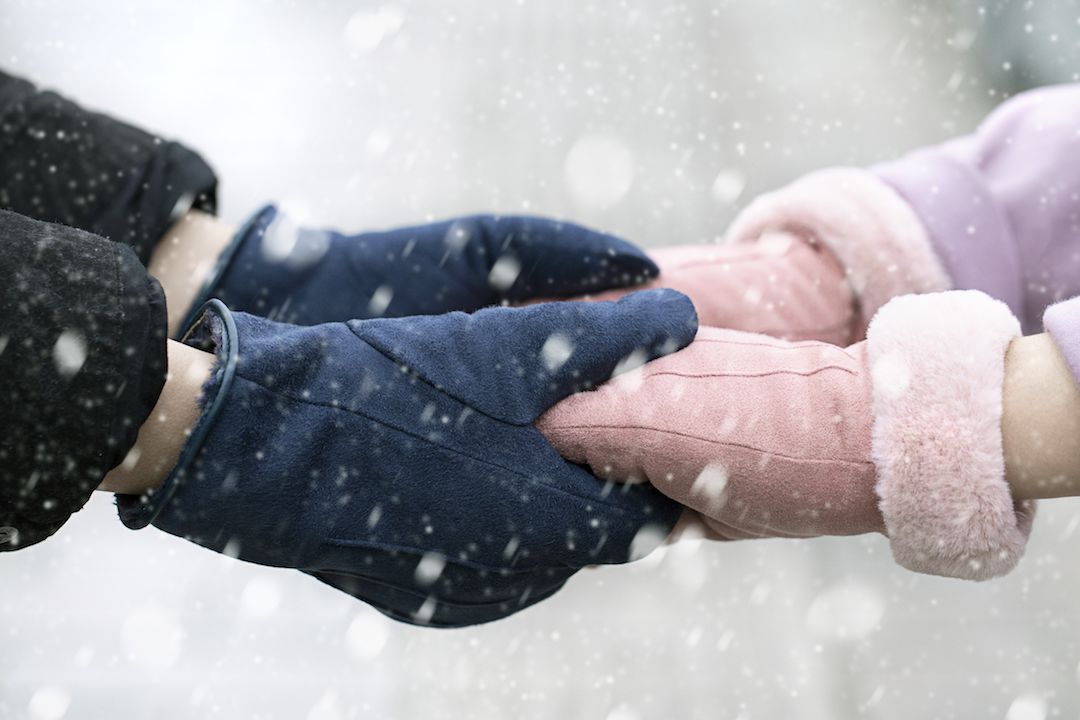 你的手再也不会冻僵了这款触屏手套1秒暖手让你在寒风中也能畅快玩