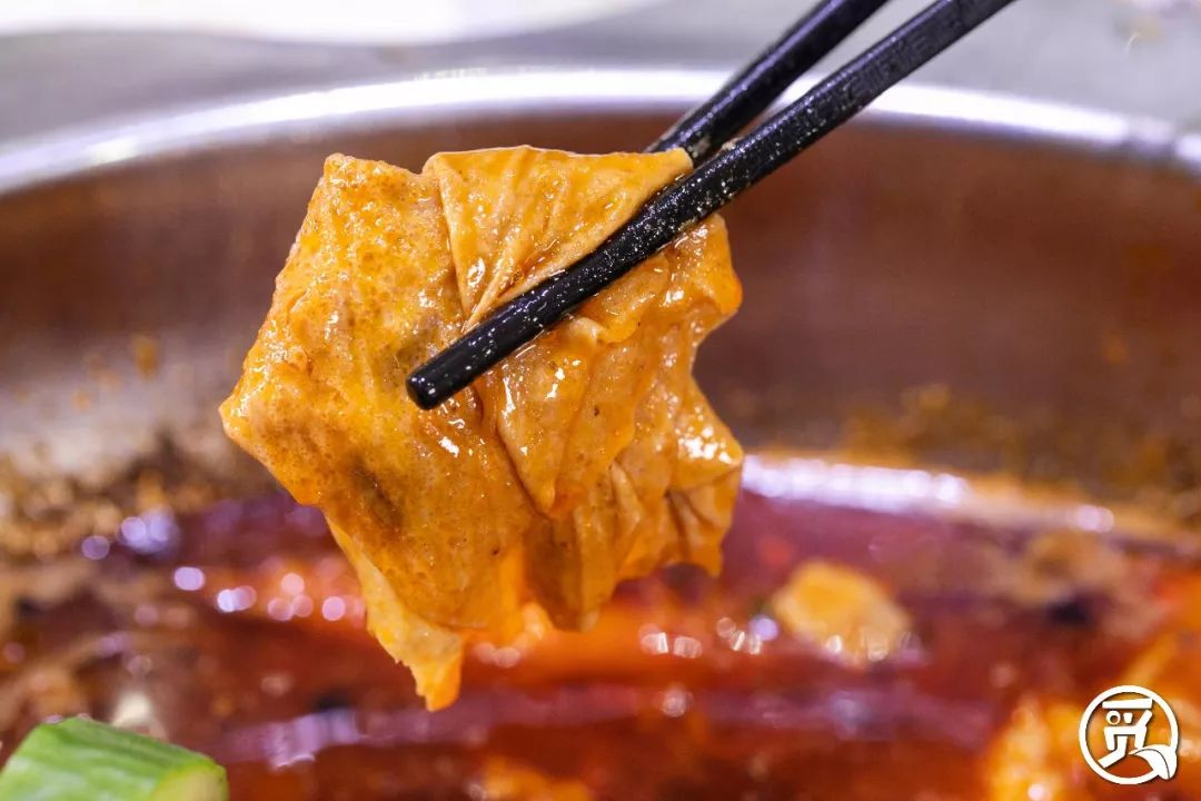 浸满了汤汁的炸腐竹,入口绵密柔软,汤汁一齐在舌尖溅出,太享受了.