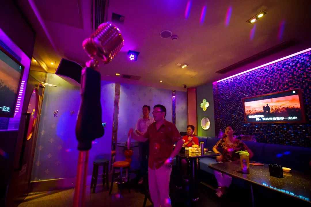 ktv再无k歌之王麦克风被大妈征服一壶茶一下午一首夕阳红