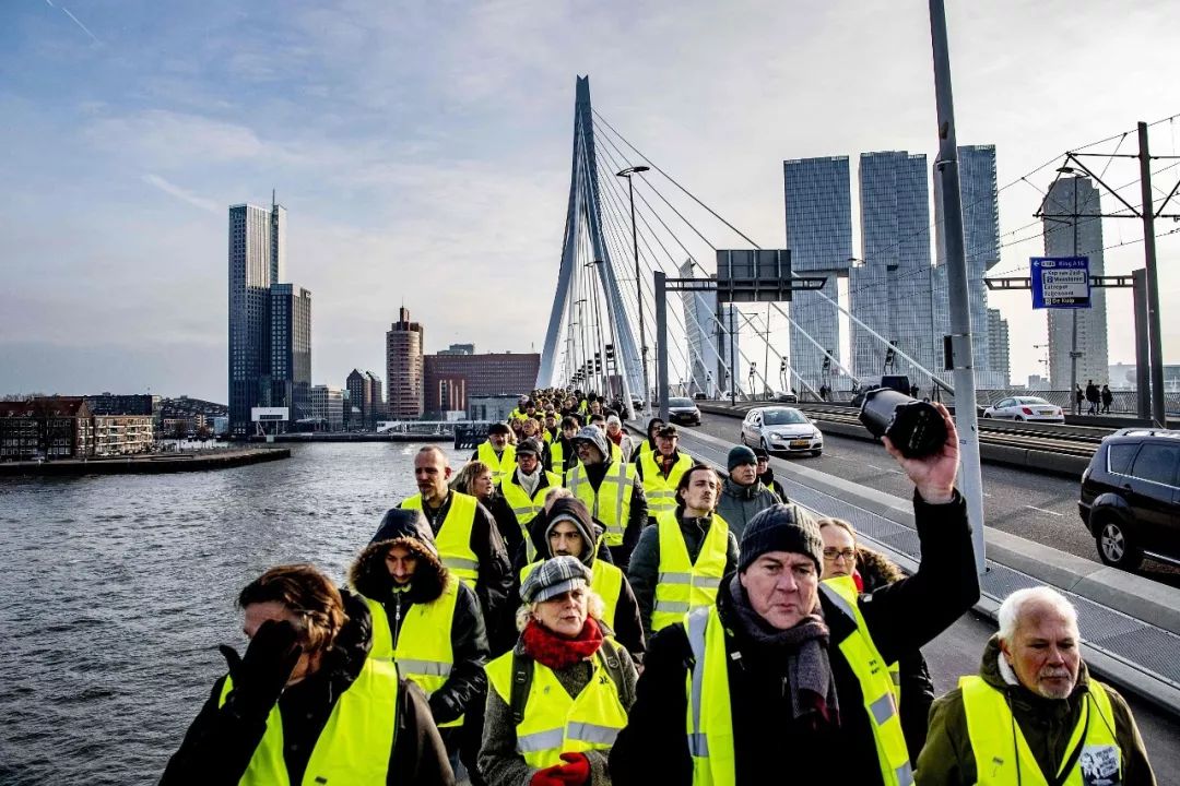▲12月15日，荷兰鹿特丹市，当地爆发“黄背心”抗议活动。（视觉中国）
