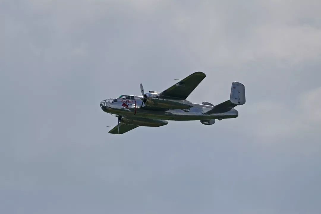 文章指出,当年有16架b-25轰炸机的80名军人参与了杜立特突袭行动,其中