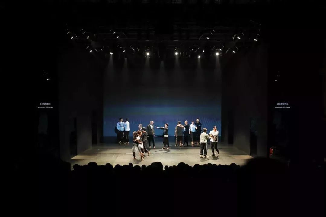“冒犯”观众?这是一种什么样的戏剧?|演员实验教室|大众力学|戏剧_新浪新闻