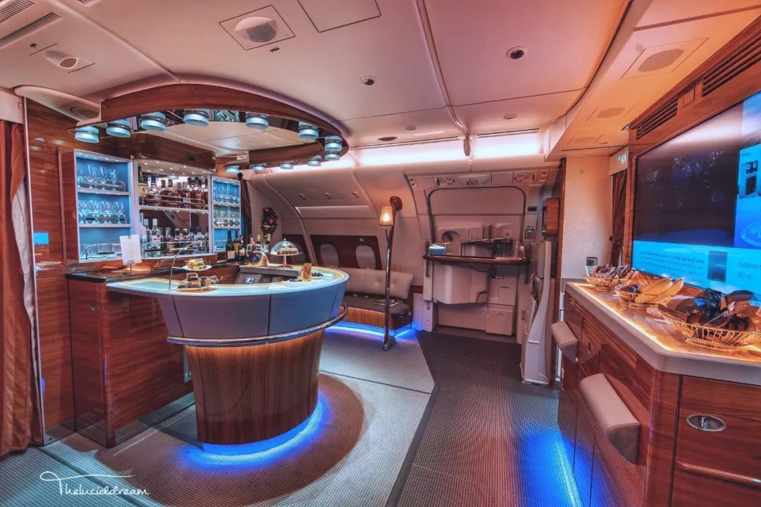 阿联酋航空a380客机头等舱商务舱体验