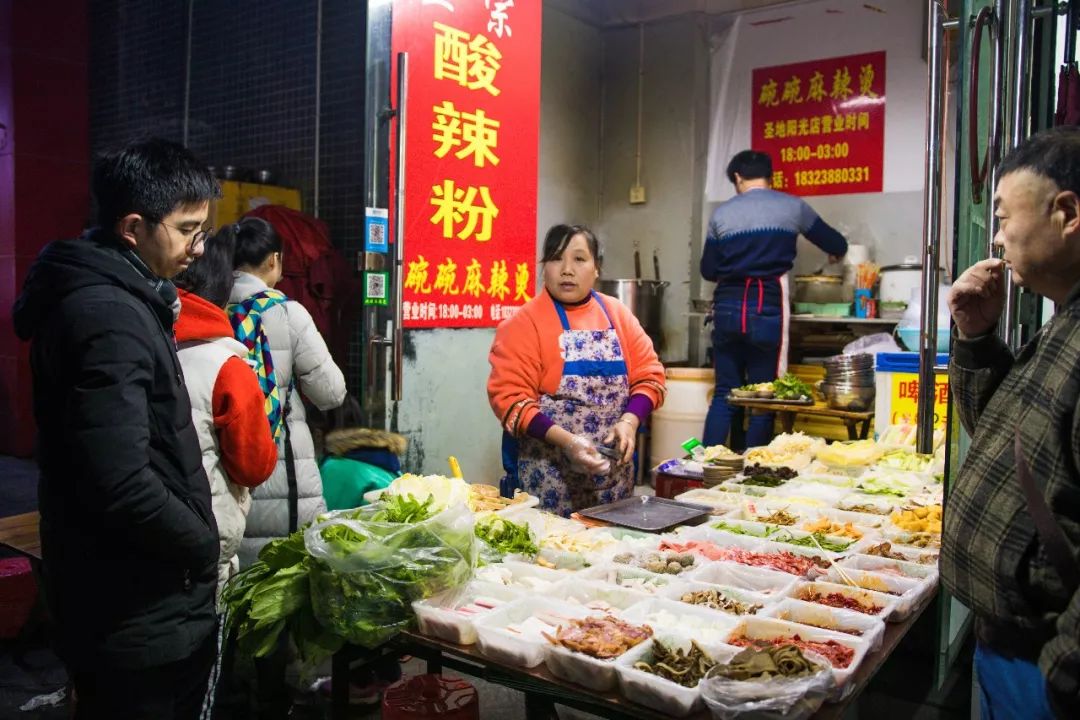 穿"秋裤"吃夜宵?重庆的冬天,全靠麻辣烫支撑!