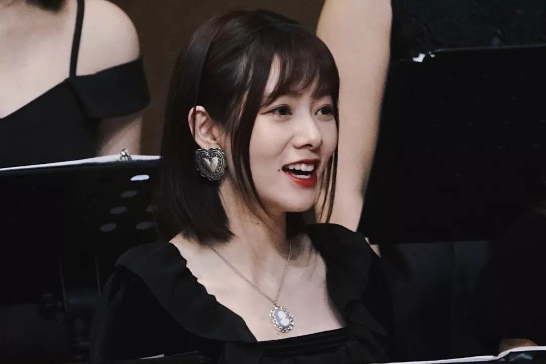 主持人:上海彩虹青年合唱团·艺术总监 金承志青年指挥家,词曲作者