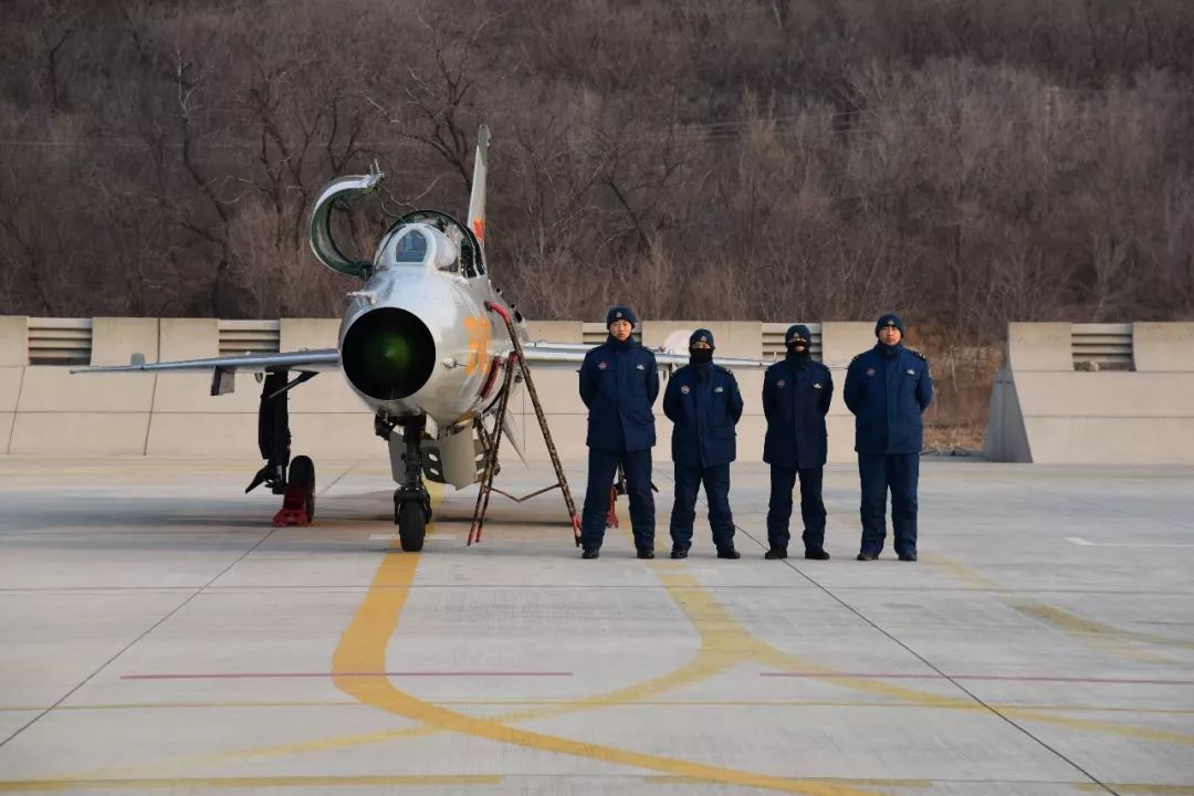 北部战区空军航空兵某旅按实战化组织新年度首飞