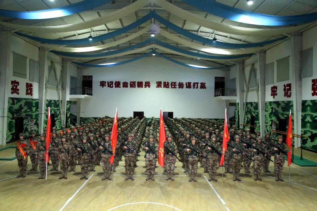 北部战区陆军某边防旅下战书登战车上战位看我北疆官兵齐亮剑