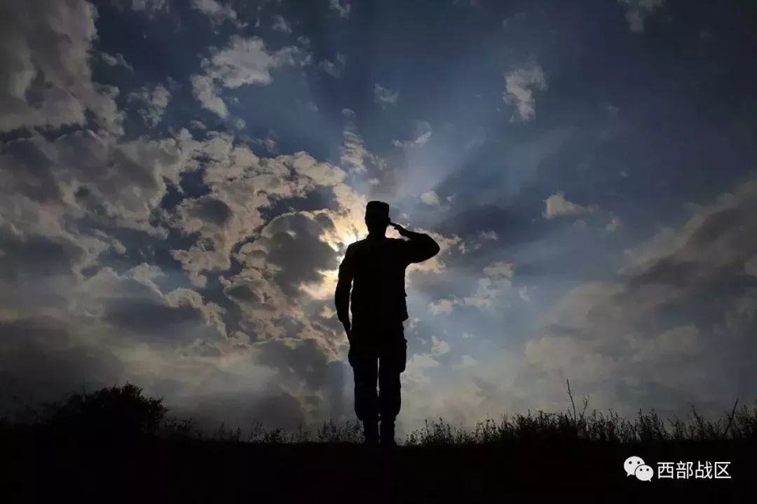 光影交错的身姿是强军的剪影当寒夜来临人们安然入睡他们坚守在岗位之