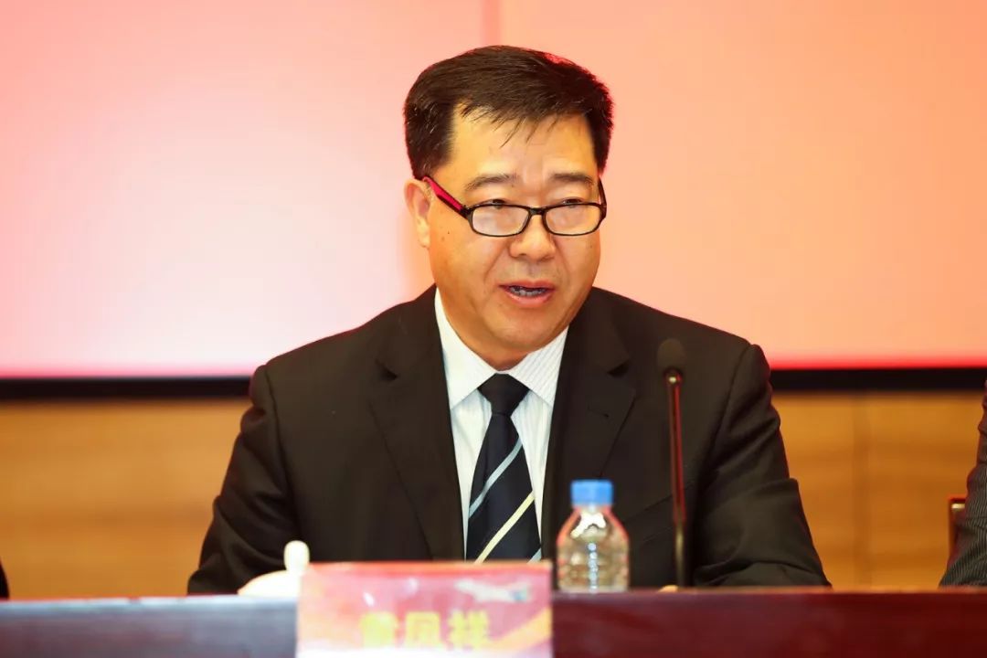 调整的说明▲赵越让与c919项目责任人吴光辉,cr929项目责任人郭博智