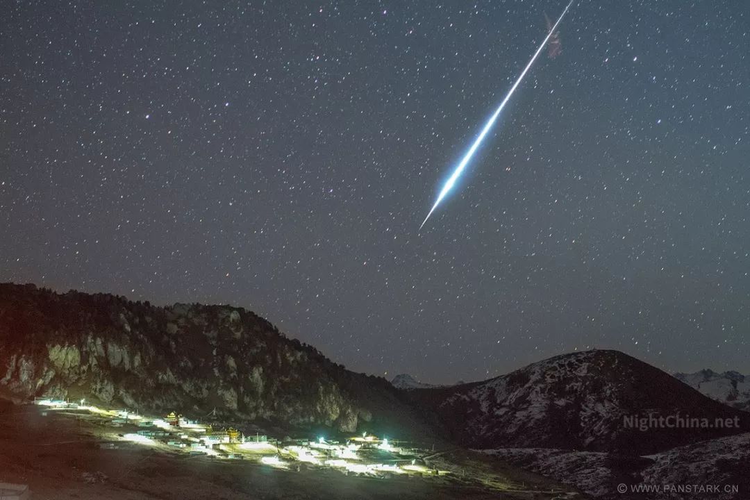 一颗火流星从寺院上空划过在 | 夜空中国