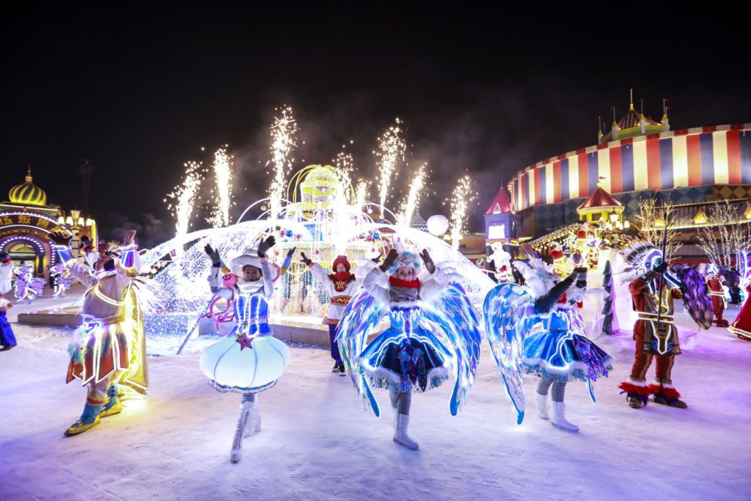 为一体的大型冰雪互动主题乐园精彩演艺,特色餐饮集冰灯雪景,游乐互动