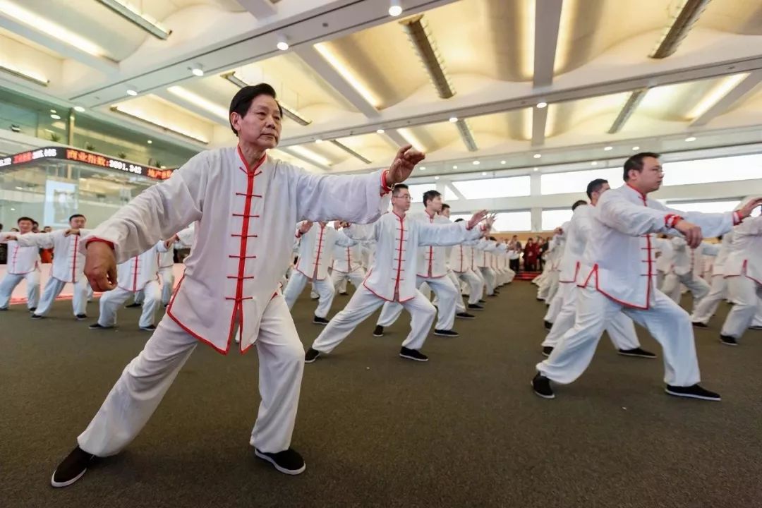 春秋航空上市现场,王正华带领员工打起了太极拳 尽管身家百亿,但
