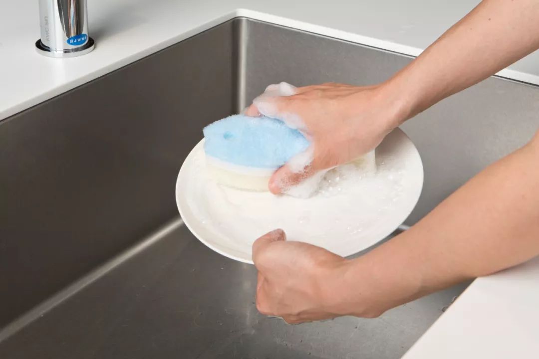 猫咪这么可爱,当然用来刷碗