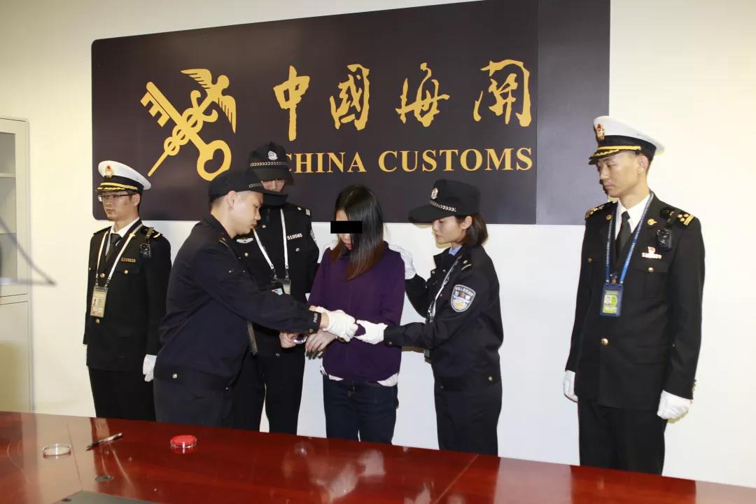 走私逾万吨洋垃圾出逃老挝两名嫌疑人被押解回广州