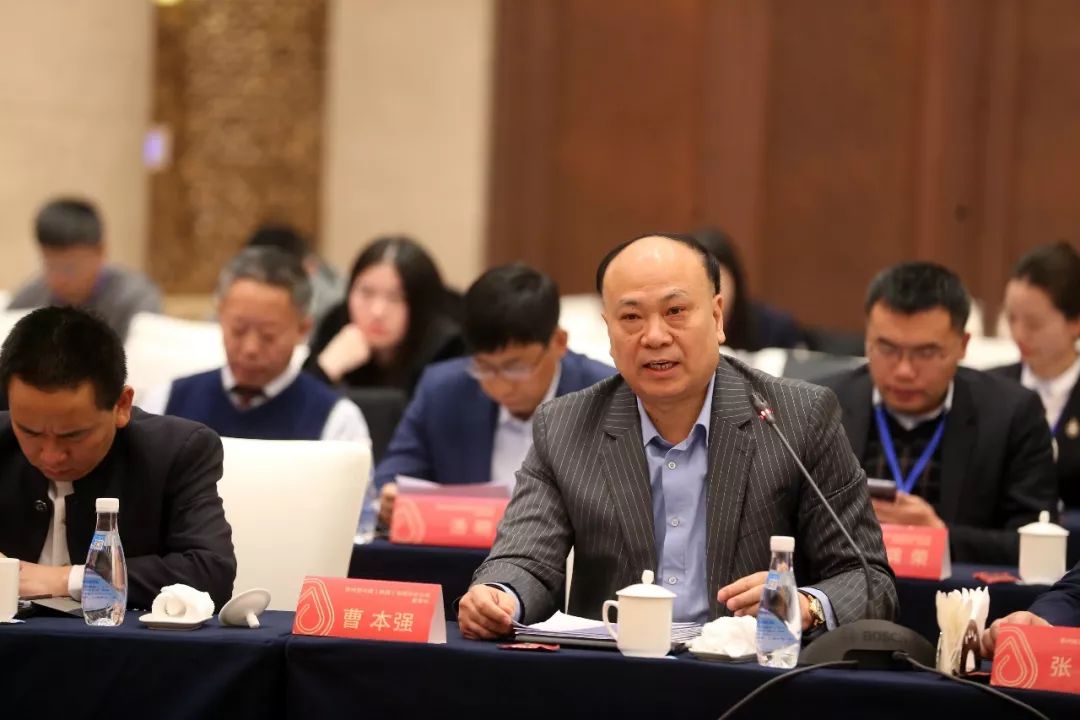 贵州酒中酒集团董事长曹本强则表示,要切实坚定打造仁怀酱香酒产区