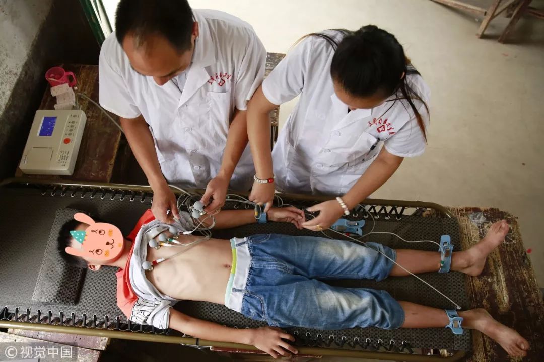 像下面这样患者必须要把上衣全部掀起来的做心电图检测时体检过的朋友