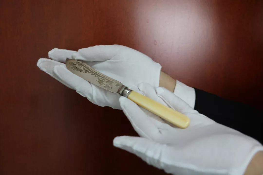查获的刀叉手柄部为象牙制成 　　图片来源：海关发布微信公众号