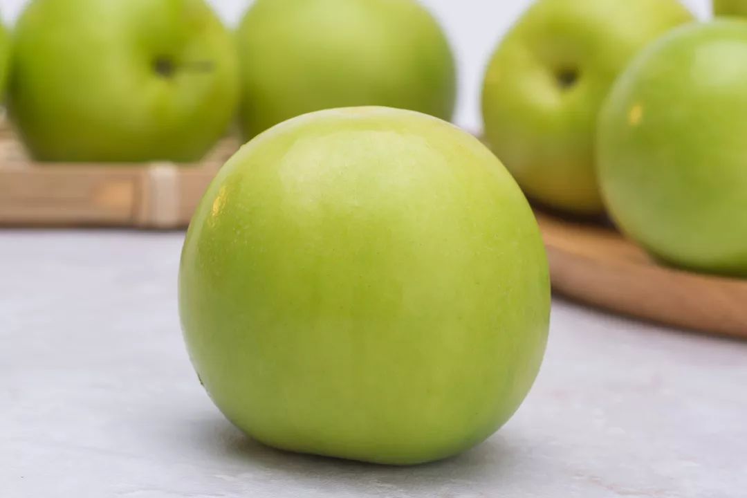 这种足有小苹果个头的"牛奶青枣",原产于我国台湾地区,果皮光滑,薄,呈