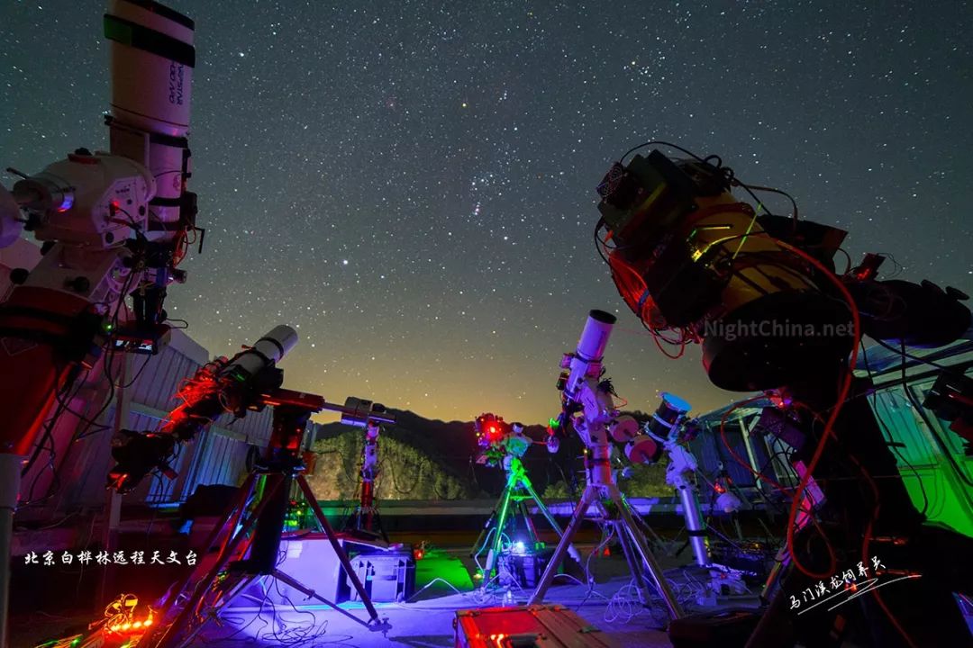 天文望远镜和相机在晴朗的夜晚观测星空,拍摄美丽动人的深空摄影照片