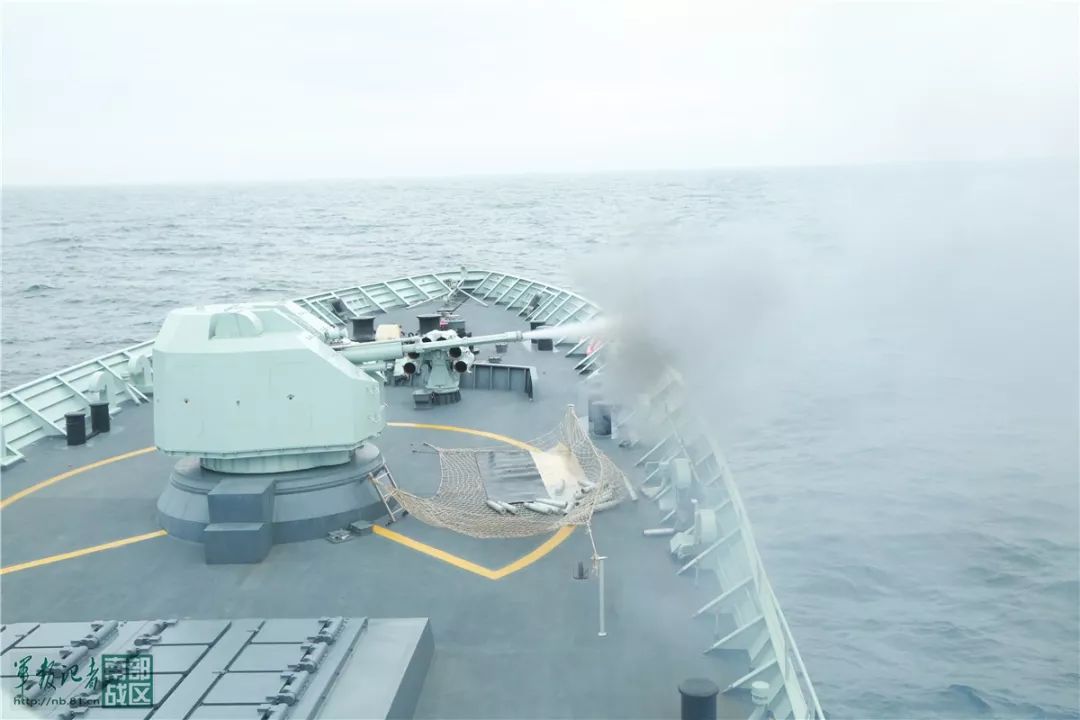 置身深圳舰作战室的记者看到:"敌机"威胁态势实时更新,实习舰长潘兰波