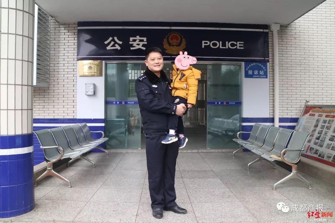 四川的哥凌晨捡个4岁娃父母接到警察电话以为是骗子