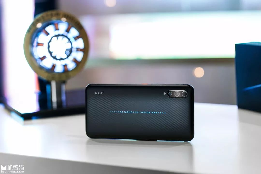 iqoo初体验富二代的拧巴与克制