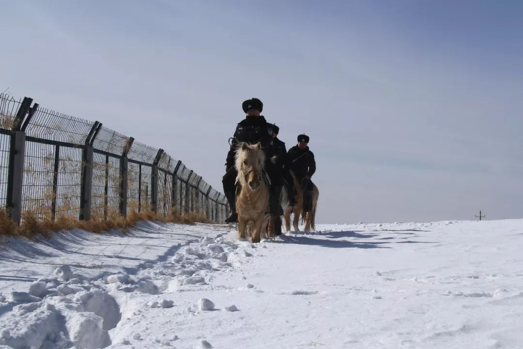 内蒙古草原铁路骑警队:每天骑马巡逻,为牧民购置生活用品
