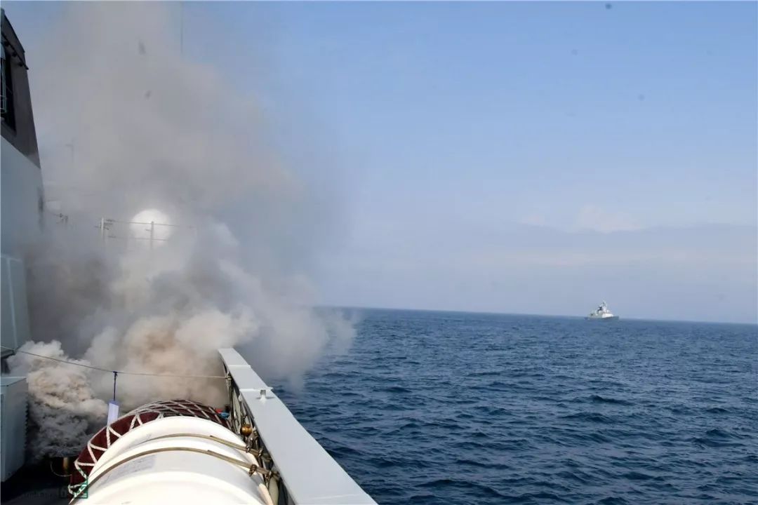 南部战区海军某护卫舰支队南充舰开展海上实战化训练