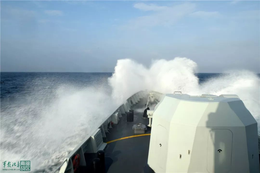 南部战区海军某护卫舰支队南充舰开展海上实战化训练