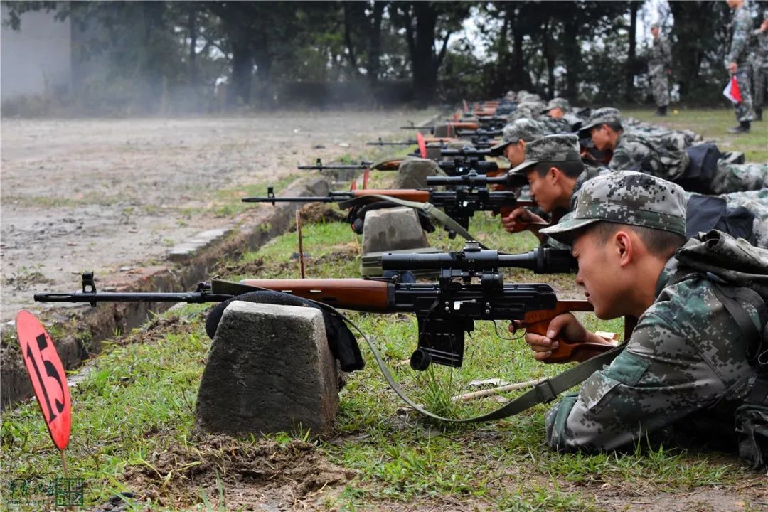 立姿,跪姿,卧姿,走进新兵雨中实弹射击|新兵|靶场|王雁翔_新浪军事