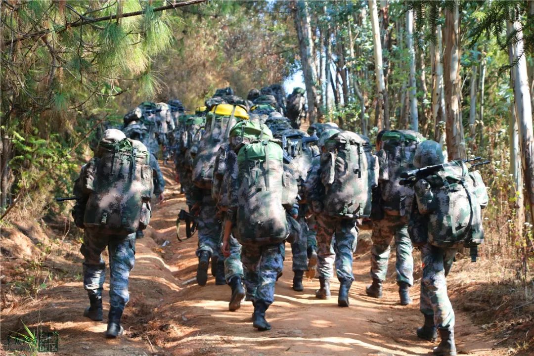 第75集团军某旅跨昼夜组织100公里野营大拉练