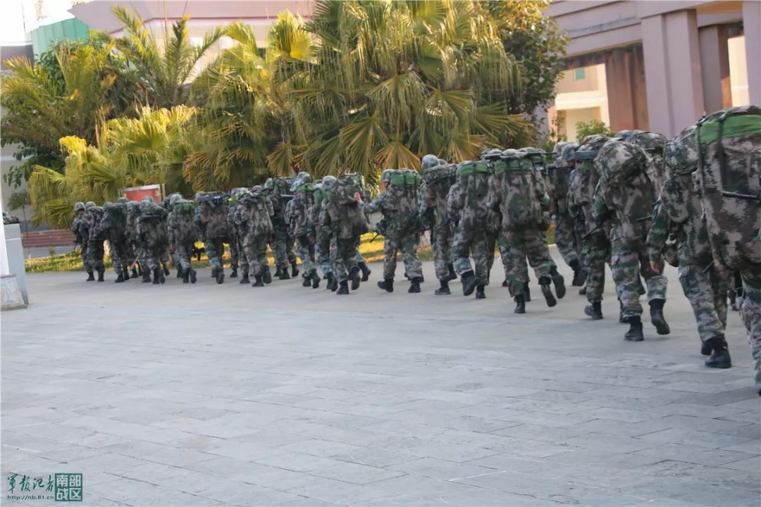 第75集团军某旅跨昼夜组织100公里野营大拉练