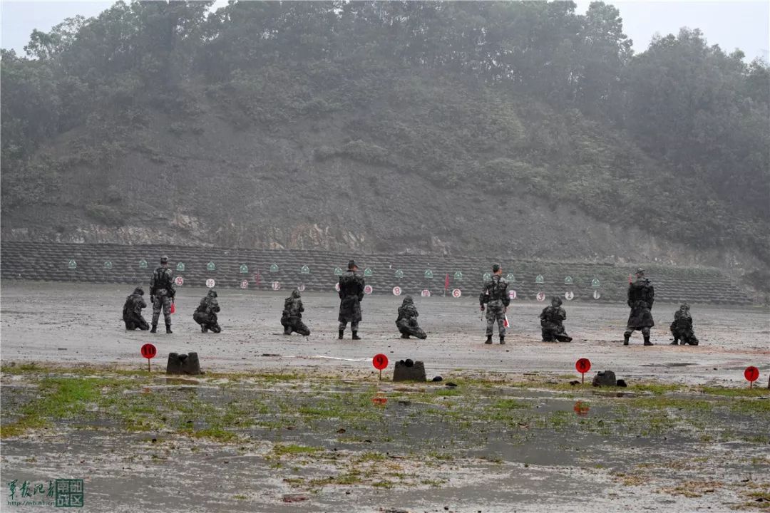 立姿,跪姿,卧姿,走进新兵雨中实弹射击|新兵|靶场|王雁翔_新浪军事
