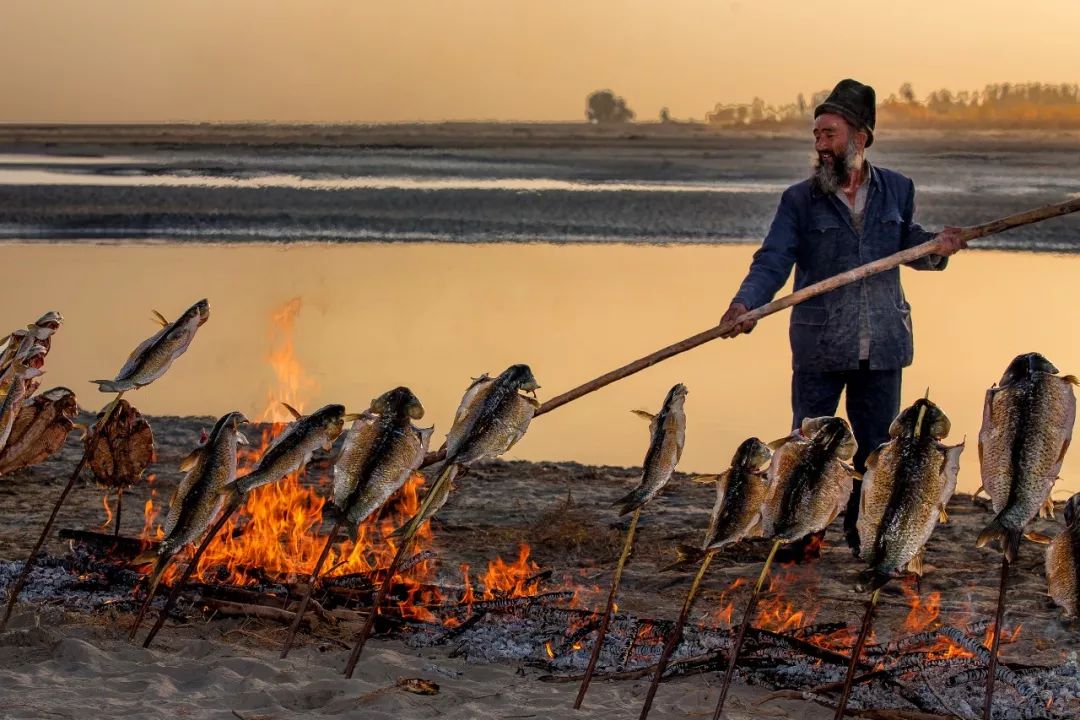 ▼(烤鱼,拍摄于新疆,摄影师@赖宇宁)仍然受到众多狂热者的追捧在百万