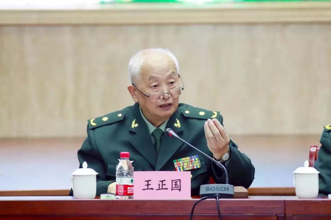 退休时中央军委为他授勋|王正国_新浪财经_新浪网