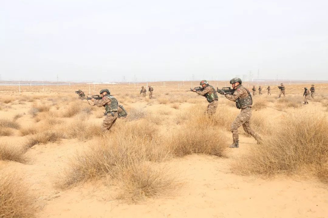 搜索行动徒步行军快速追击沙漠突击胜利的足迹在宁夏东北方的毛乌素