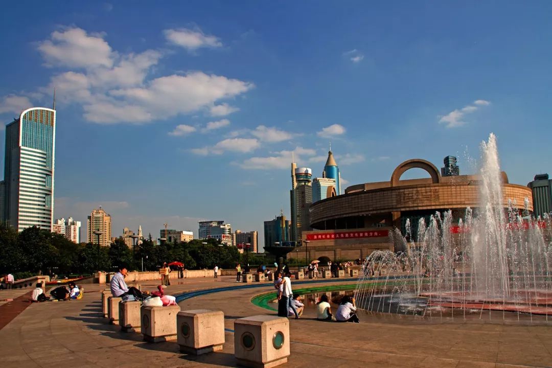 一步步起伏变化的脚印百年沧桑凝聚着上海这一国际化城市在解放前这里