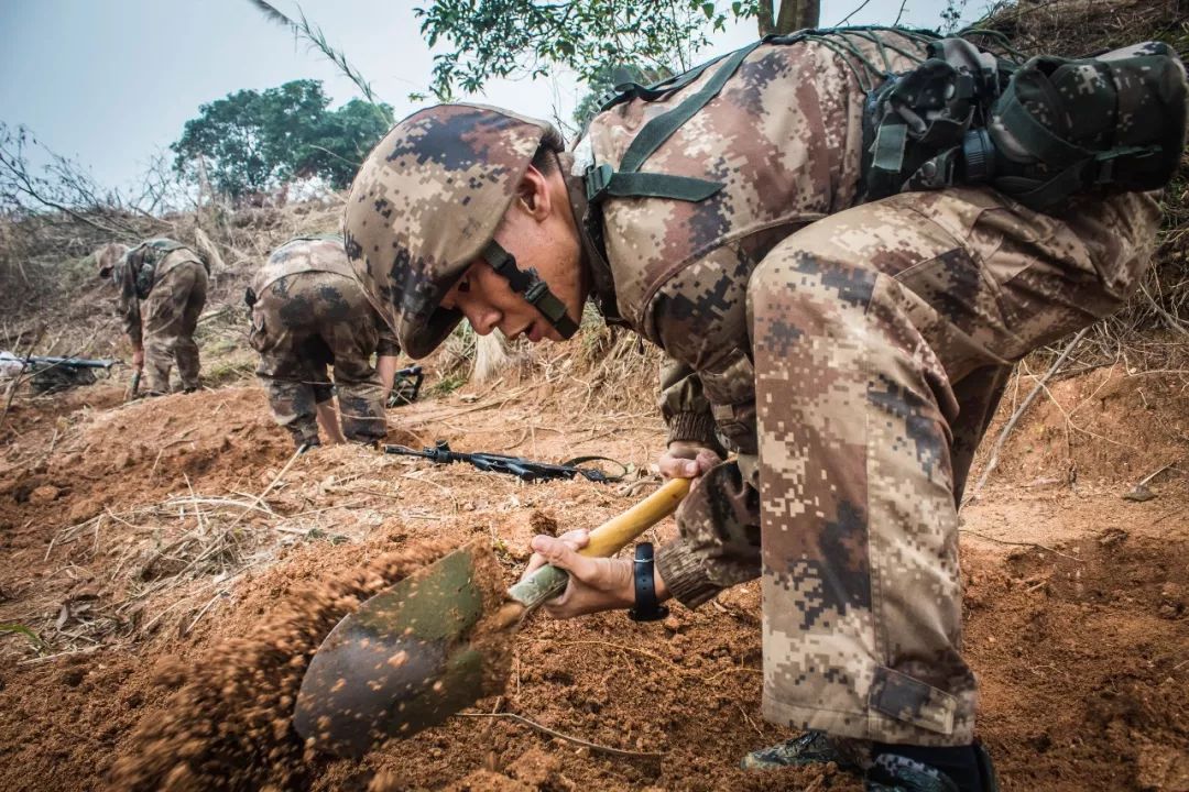 挖掩体武装三公里,一路奔袭30公里战斗体能结束,兵哥们趁热打铁,又