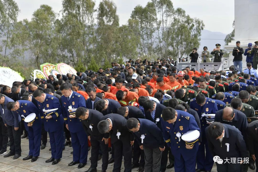 今天我们接查卫光烈士回家5万余名干部群众自发迎接忠魂