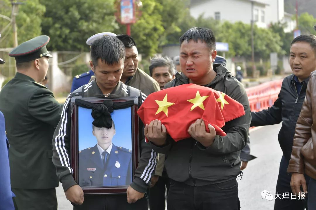 今天我们接查卫光烈士回家5万余名干部群众自发迎接忠魂