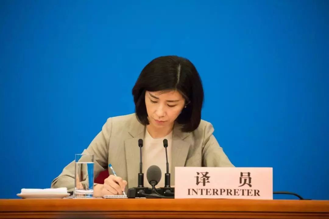 42岁国翻张璐10年9上总理记者会这才是真正的中国女神