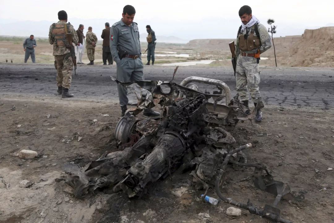 ▲4月9日，在阿富汗巴格拉姆空军基地附近，阿富汗安全人员聚集在爆炸发生地。8日驻阿美军基地附近发生汽车炸弹袭击致5死8伤 。（新华社/路透社）