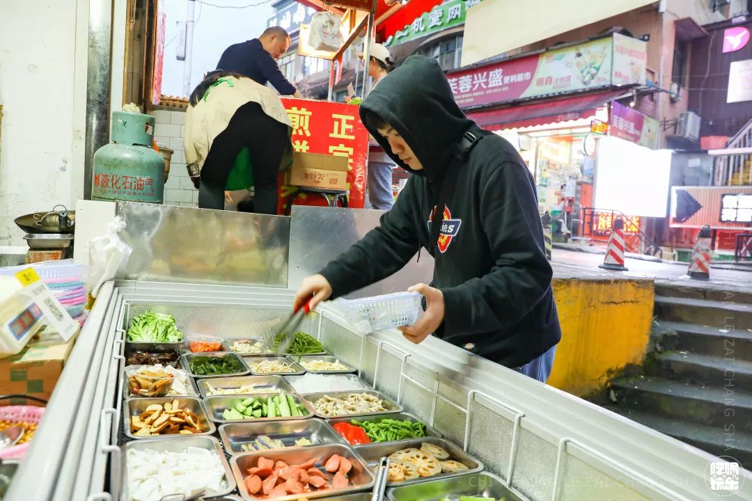 坐拥13个食堂的湖南涉外经济学院没想到被这美食遍地的外街打败了