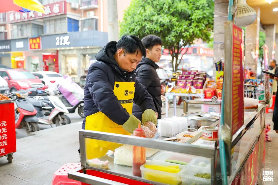 坐擁13個食堂的湖南涉外經濟學院沒想到被這美食遍地的外街打敗了